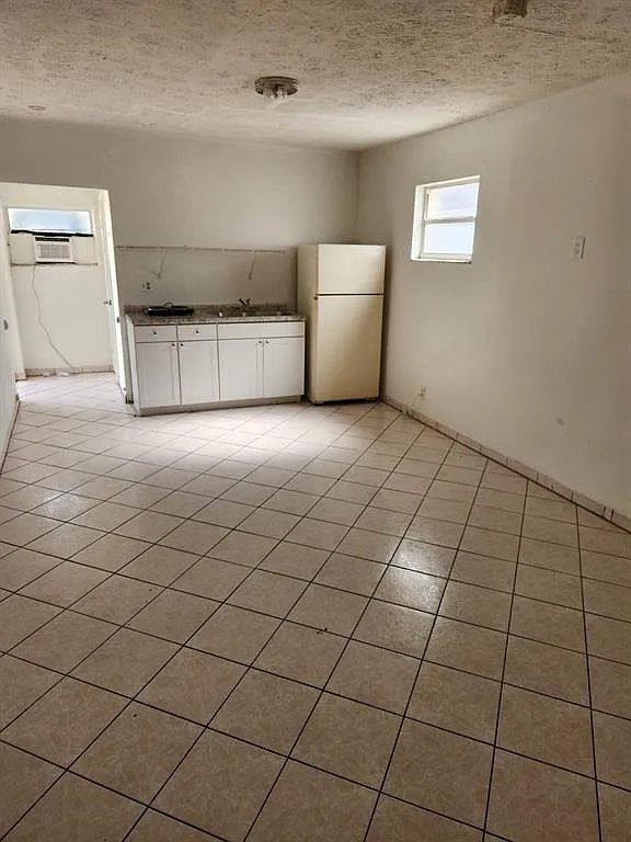 Studio, 1.0 bath, 300 sqft, $1,250 — Photo 3