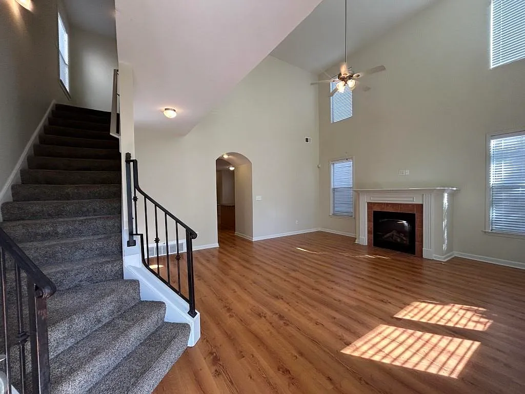 4 bed, 2.5 bath, 2586 sqft, $2,395 — Photo 4
