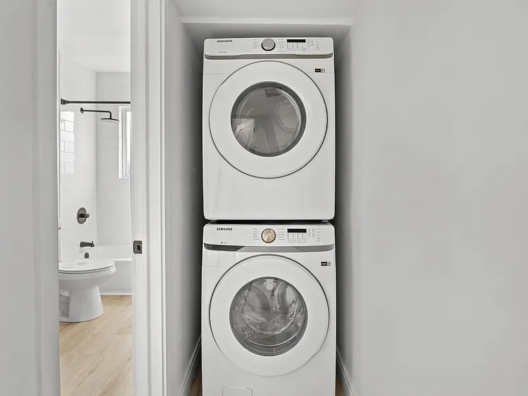 Full Size Washer and Dryer** Full Size Washer and Dryer**