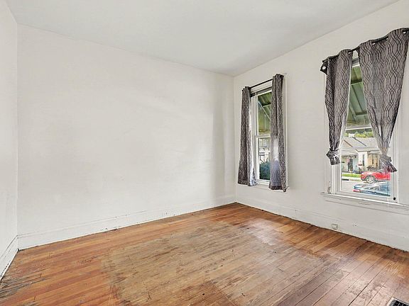 4th image of 541 Oak St