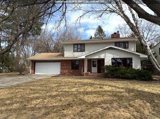 1090 Valley View Dr, Vermillion, SD 57069