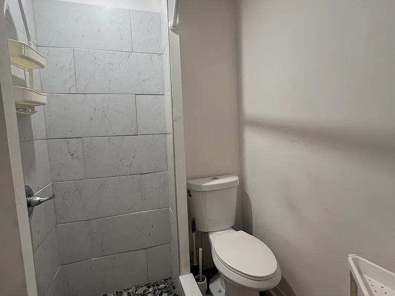 Perry St — Photo 14