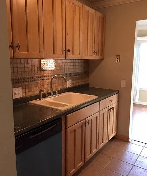 625 E Fox Hills Dr — Photo 4