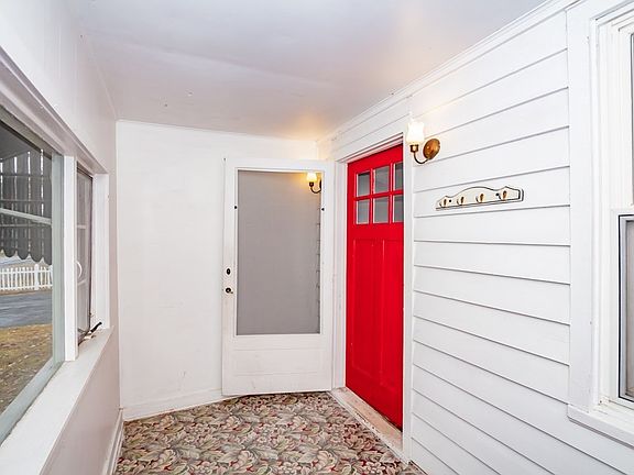 4th image of 10 Jennings Pl