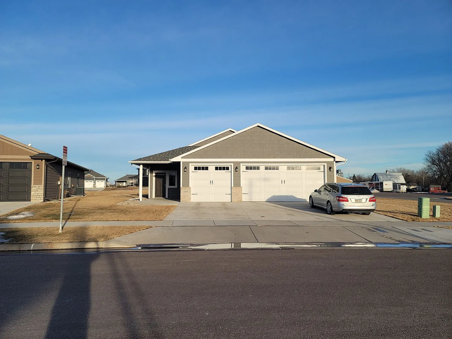 Three bedroom two bathroom triple garage house — Photo 1