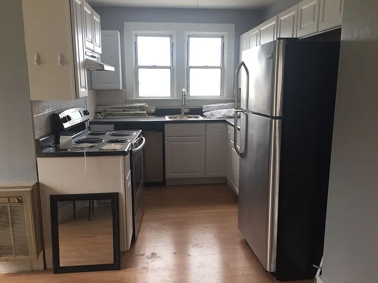 211 W Pierce St — Photo 3