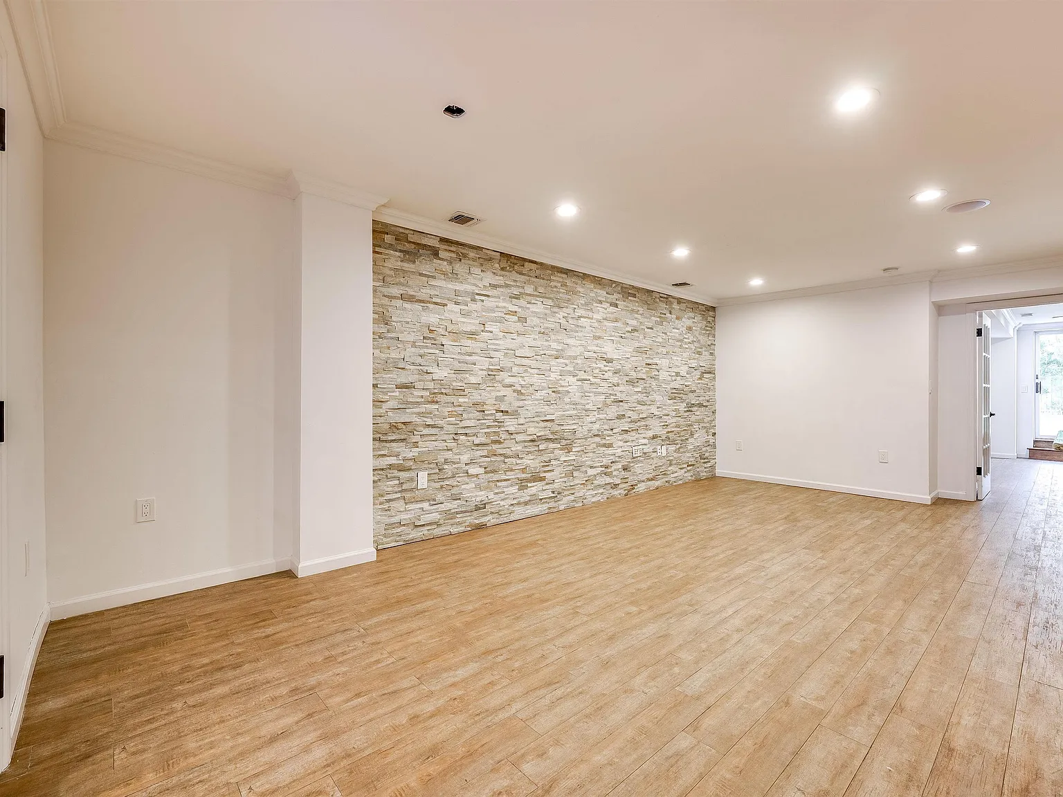 2 bed, 1330 sqft, $5,500 — Photo 2