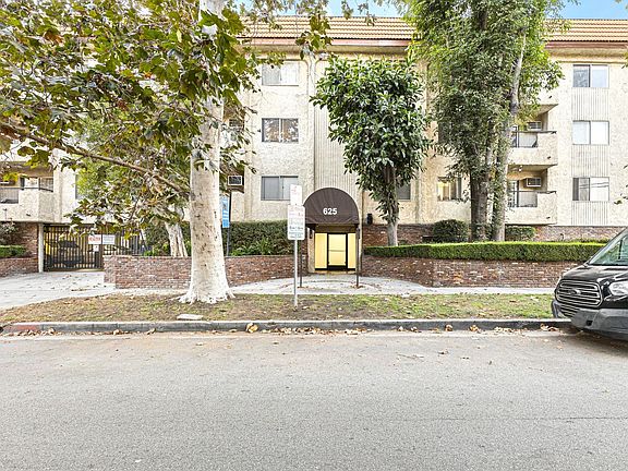 4th image of 625 N Sycamore Ave #304