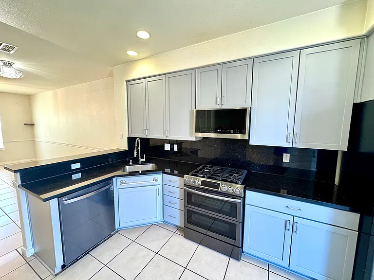 719 Veranda Cir — Photo 2