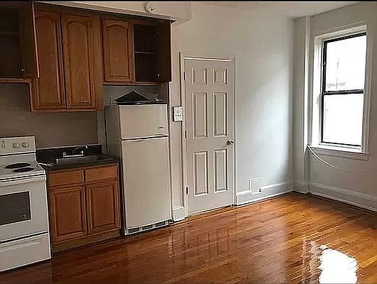 2nd image of 150 E 19th St APT 5C
