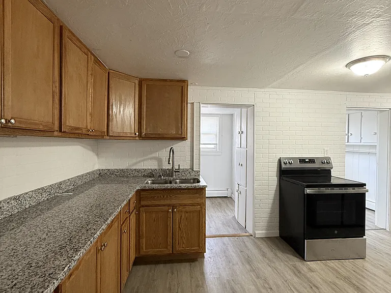521 Savoy Ave — Photo 11
