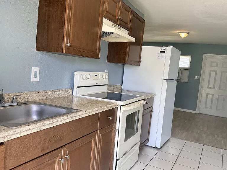 1225 Avenue K — Photo 7