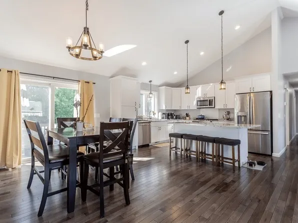 12 Fieldstone Ln, Fall River, MA 02720