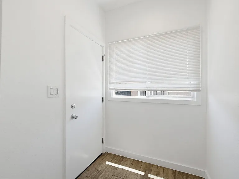 1050 W 57th St — Photo 21