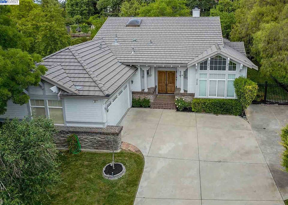 1st image of 828 Genevieve Pl