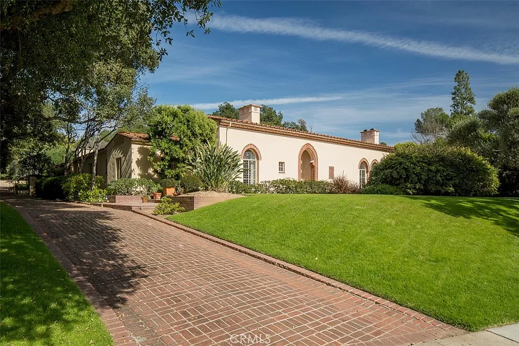 3 bed, 5.0 bath, 4703 sqft, $14,000 — Photo 2