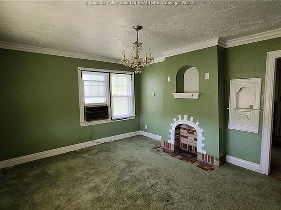 5th image of 1600 E Woodland Dr