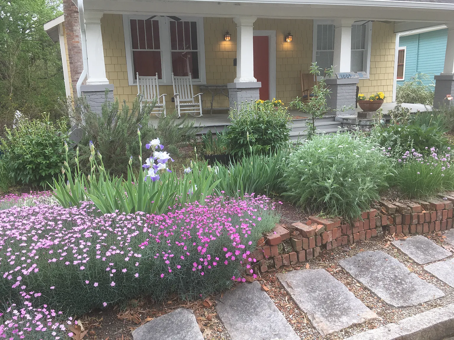 3 bed, 1.5 bath, 1300 sqft, $2,500 — Photo 2