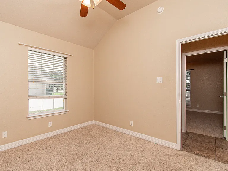 1401 Saxon Cir — Photo 24