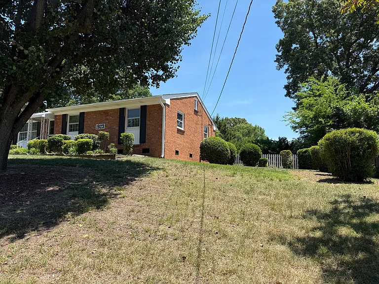 1923 Belcrest Dr — Photo 10