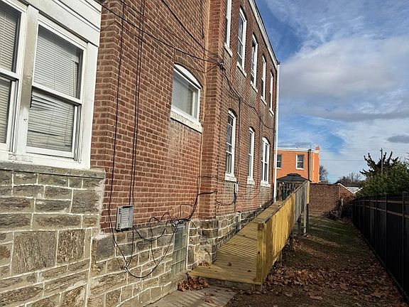 3rd image of 633 Gilham St