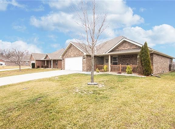 2nd image of 209 NW Lindsey Ln