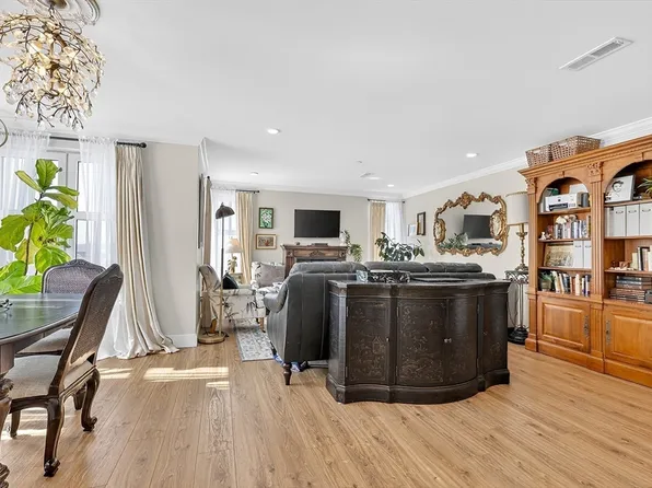 1721 Centre St #402, Boston, MA 02132