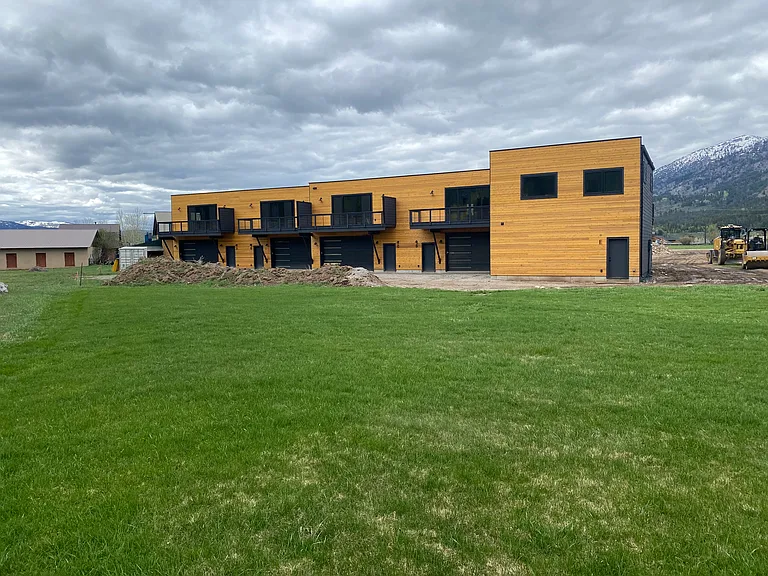334 Meadows Dr — Photo 1