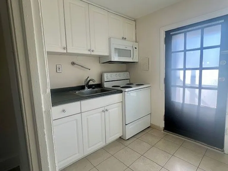 500 Manor House Ln — Photo 22