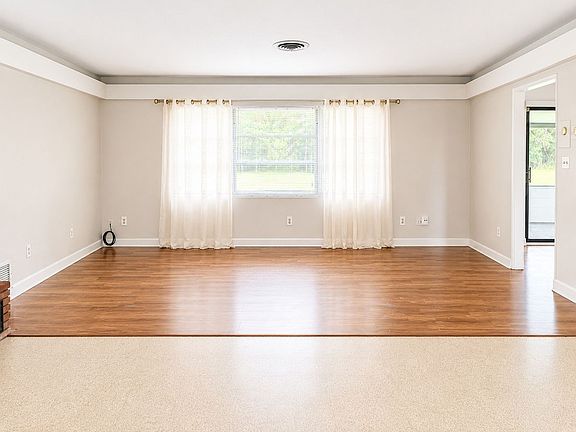 5th image of 1675 De Leon St