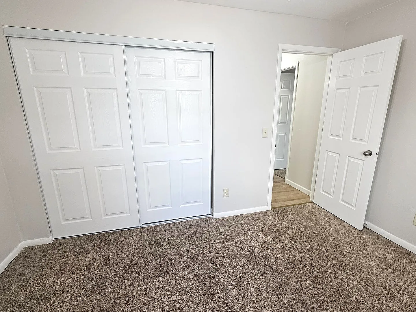 COACHLIGHT VILLAGE APARTMENTS — Photo 3