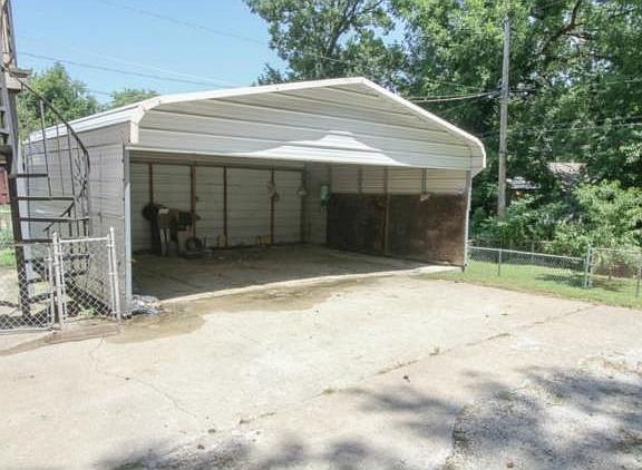 4th image of 3925 Euclid Ave
