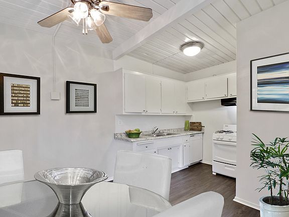 3rd image of 14430 Magnolia Blvd APT 21