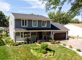 160 S Garden Ave, Roselle, IL 60172