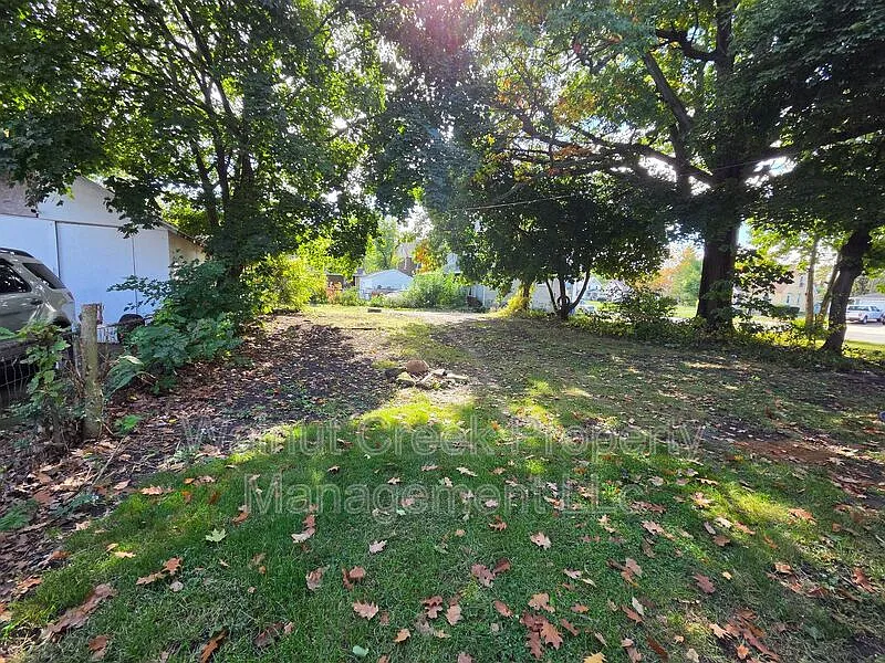 3 bed, 1.0 bath, 1216 sqft, $1,195 — Photo 2