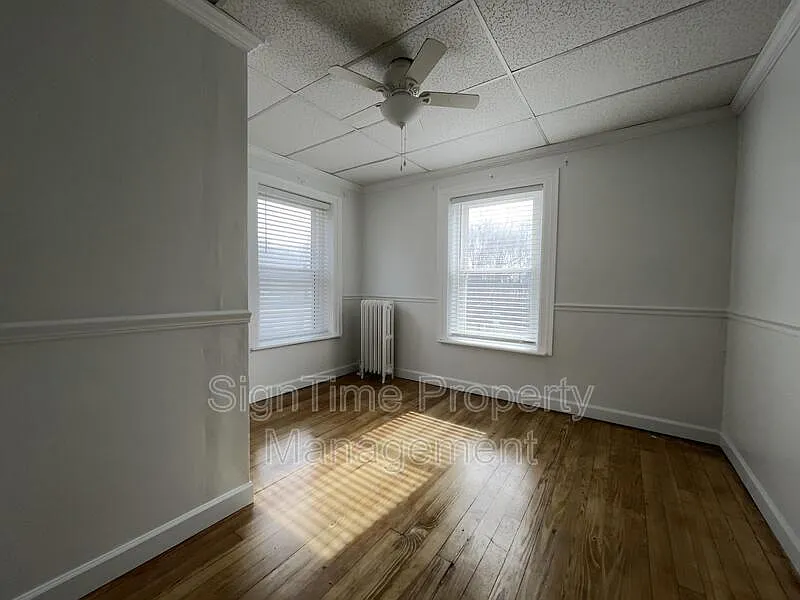 3 bed, 1.0 bath, 1600 sqft, $2,100 — Photo 2