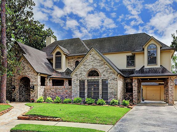 2nd image of 2203 Meadow Gardens Dr