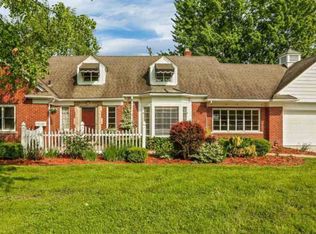 19700 Blossom Ln, Grosse Pointe Woods, MI 48236