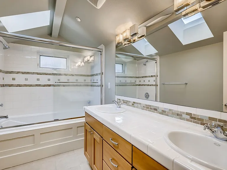 1108 Taylor Ave N #B — Photo 11