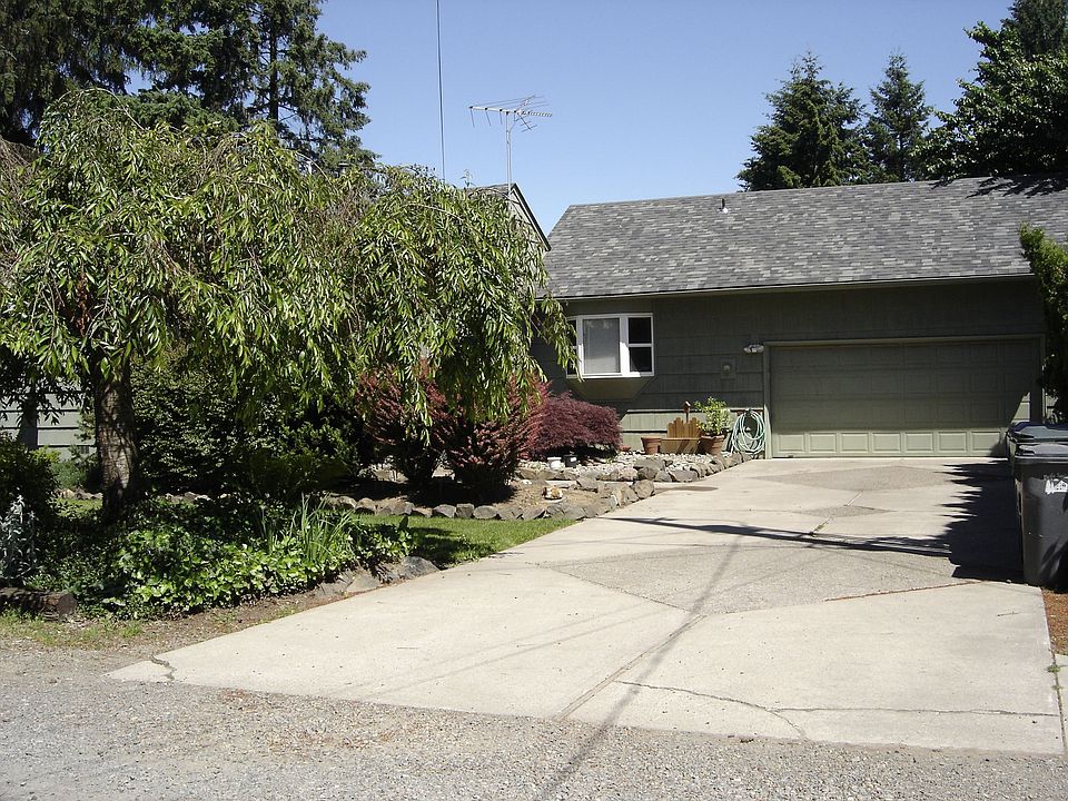 Lots of Parking!! 6 cars not including the garage :)