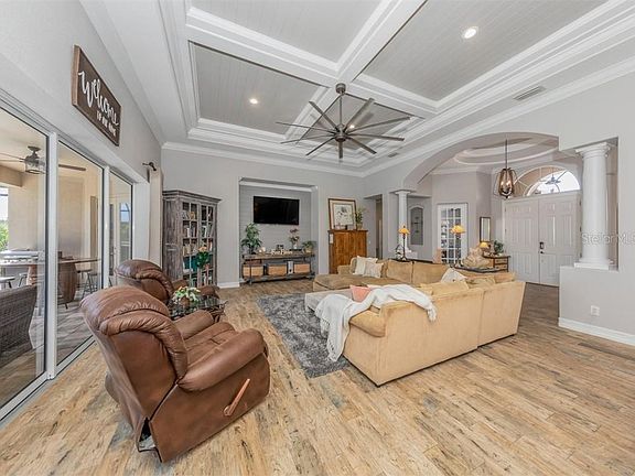 5th image of 230 Pesaro Dr