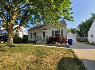 128 38th St NE, Cedar Rapids, IA 52402