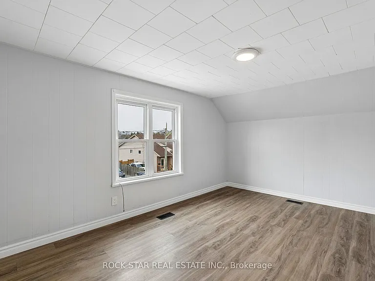 26 Albina St #UPPER — Photo 4