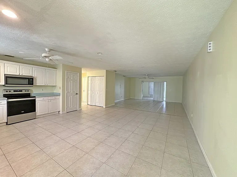 2130 SE Wild Meadow Cir — Photo 4