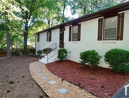 3 bed, $2,400 — Photo 3