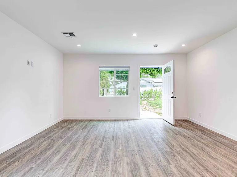 8805 Paso Robles Ave — Photo 4