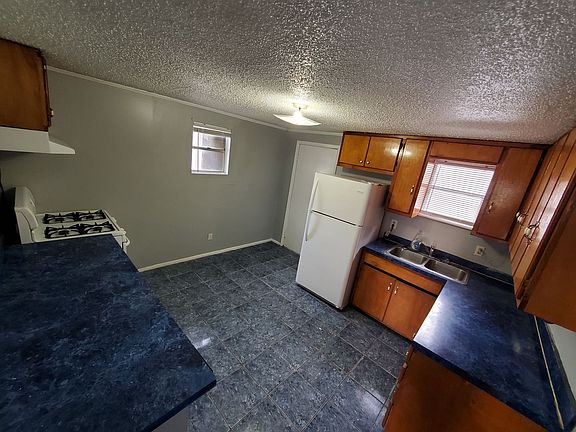 5th image of 220 E 9th St