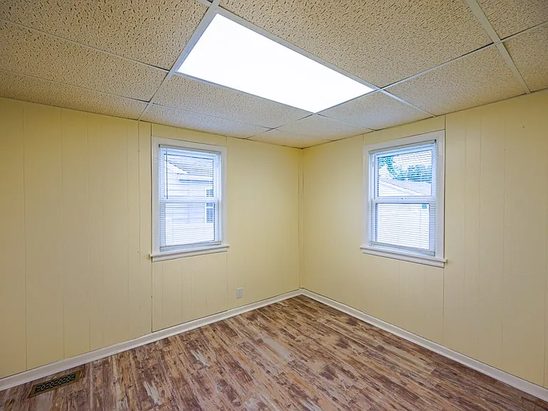 2232 E Riverside Dr — Photo 15