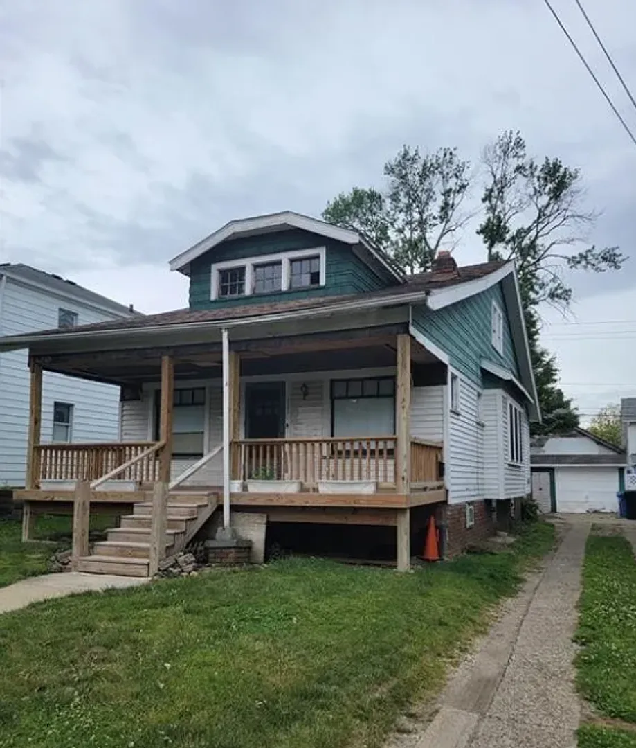Single Family Home 4 beds 1 bath Available Now! — Photo 1