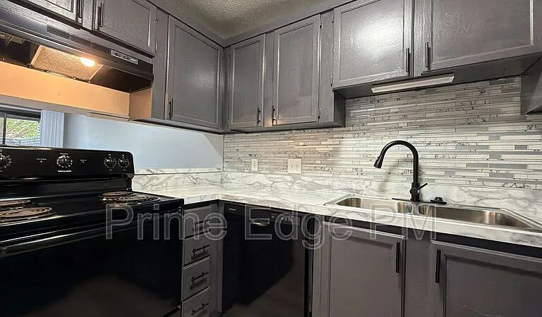 1121 N 28th St #6 — Photo 12